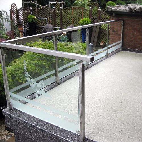 Mattfolie, Streifenmuster zur partiellen Gestaltung von Brüstungsverglasungen 